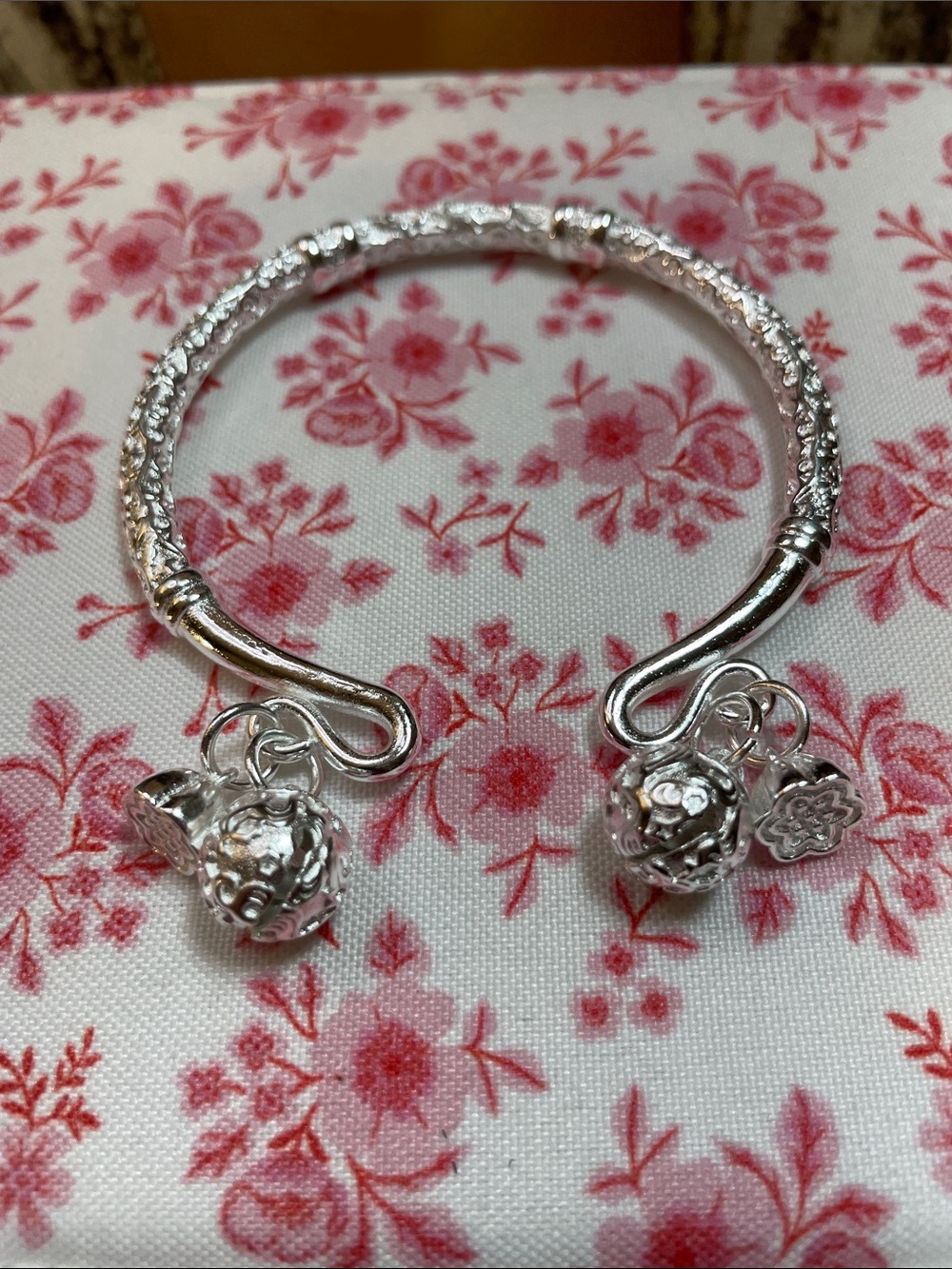 Silver Floral Charm Bangle Bracelet NWOT heavy Metal Cuff Size 7 Adjustable